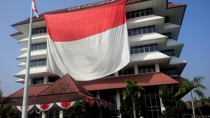 Bendera raksasa di UPN Veteran Yogyakarta