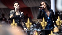 Slank dan Raisa tampak berkolaborasi.
