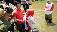 Tak hanya para bapak. Ibu-ibu pejabat di lingkungan Pemkot Bandung juga mengikuti lomba mengambil koin yang diselipkan pada buah jeruk. Istri Ridwan Kamil, Atalia Praratya juga ikut serta. Emil sebagai suami memberikan dukungan dengan menampung koin yang berhasil dikumpulkan istrinya. Atalia keluar sebagai pemenang.