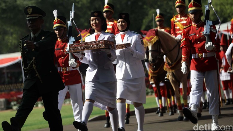 Bendara Pusaka Diarak Kereta Kencana