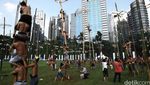 Meriahnya Lomba Panjat Pinang di Senayan