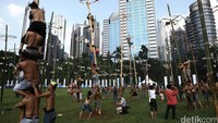 Peserta bahu membahu untuk dapat sampai ke puncak.