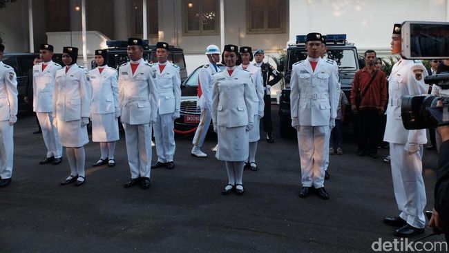 Ini Pembawa Baki dan Penurun Sang Merah Putih di Istana