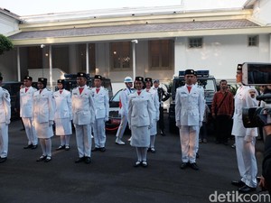 Ini Pembawa Baki dan Penurun Sang Merah Putih di Istana