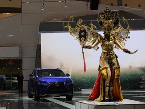 Lexus Tampilkan Parade Busana dengan Puteri Indonesia