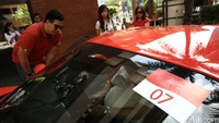 Mobil-mobil yang berpartisipasi ada yang berwarna merah dan putih, juga disematkan kain warna merah putih di spion mobil masing-masing.