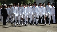 Paskibraka mulai menjalankan tugasnya untuk mengibarkan bendera.