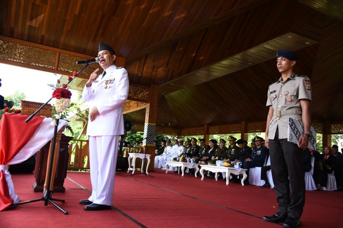 Saat Bupati Dedi Ubah Penampilan dalam Upacara Peringatan Kemerdekaan RI