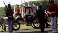 Bendera Pusaka tersebut dibawa dari Monumen Nasional (Monas) ke Istana Negara dengan kereta kencana.