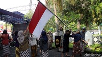 Anggota komunitas sepeda onthel (Podjok) menggelar upacara peringatan HUT Kemerdekaan RI ke 71 bernuansa Jawa dengan mengenakan pakaian adat Jawa.