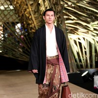 Peragaan Busana Edward Hutabarat yang mengangkat tema  Batik Journey at Atrium Senayan City. Jakarta. [Foto: Mohammad Abduh/Wolipop]