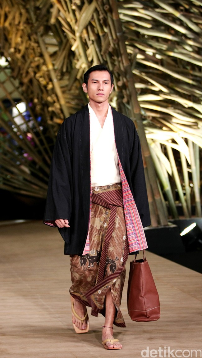 Peragaan Busana Edward Hutabarat yang mengangkat tema  Batik Journey at Atrium Senayan City. Jakarta. [Foto: Mohammad Abduh/Wolipop]