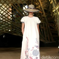 Peragaan Busana Edward Hutabarat yang mengangkat tema  Batik Journey at Atrium Senayan City. Jakarta. [Foto: Mohammad Abduh/Wolipop]