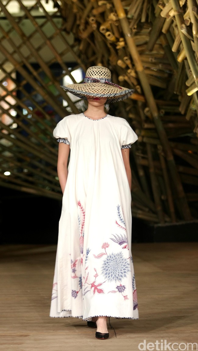 Peragaan Busana Edward Hutabarat yang mengangkat tema  Batik Journey at Atrium Senayan City. Jakarta. [Foto: Mohammad Abduh/Wolipop]