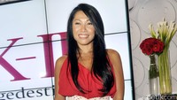 Penyanyi yang baru-baru ini dibuatkan patung lilinnya itu terlihat tampil dengan dress merah dan aksesori jam tangan, gelang berwarna emas serta belt putih. Pool/Noel/detikFoto.