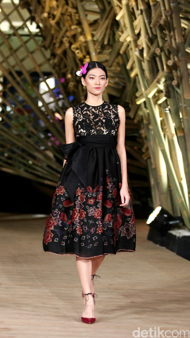 Peragaan Busana Edward Hutabarat yang mengangkat tema  Batik Journey at Atrium Senayan City. Jakarta. [Foto: Mohammad Abduh/Wolipop]