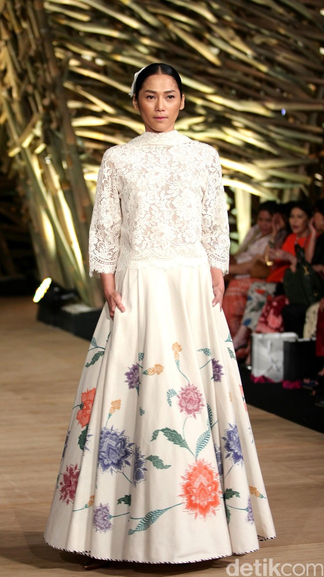 Peragaan Busana Edward Hutabarat yang mengangkat tema  Batik Journey at Atrium Senayan City. Jakarta. [Foto: Mohammad Abduh/Wolipop]