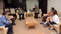 Dalam pertemuan tersebut Menteri Perindustrian Airlangga Hartarto dan Ketua Umum Kamar Dagang dan Industri (Kadin) Rosan Perkasa Roeslani membahas tantangan dan strategi pengembangan industri nasional dalam tiga tahun kedepan.