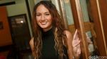 Nadine Chandrawinata Tampil Natural dengan Rambut Keriting