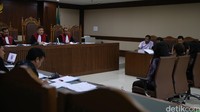 Budi Supriyanto duduk di kursi terdakwa dalam kasus korupsi proyek di Kementerian Pekerjaan Umum dan Perumahan Rakyat (PUPR).