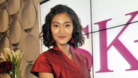 Ia tampil dengan gaya rambut keriting. Pool/Noel/detikFoto.