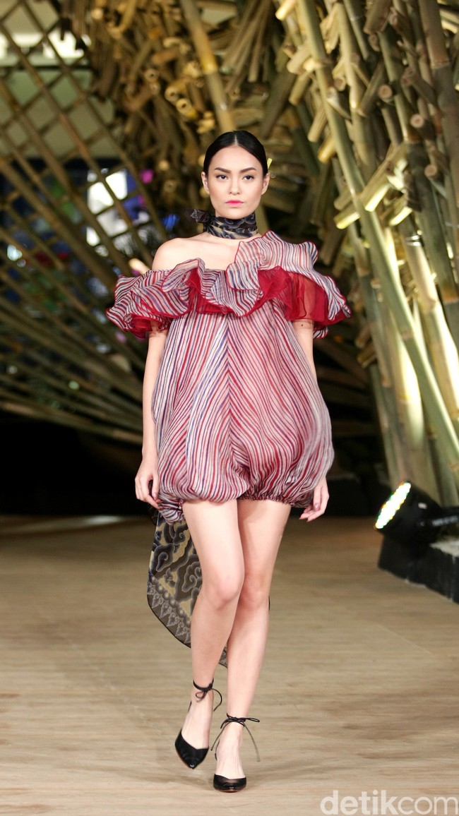 Peragaan Busana Edward Hutabarat yang mengangkat tema  Batik Journey at Atrium Senayan City. Jakarta. [Foto: Mohammad Abduh/Wolipop]