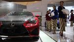 Anggunnya SPG Suzuki dan Lexus Berkebaya