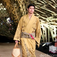 Peragaan Busana Edward Hutabarat yang mengangkat tema  Batik Journey at Atrium Senayan City. Jakarta. [Foto: Mohammad Abduh/Wolipop]