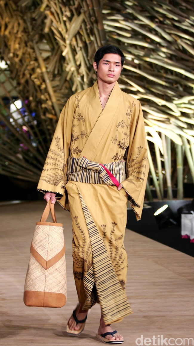 Peragaan Busana Edward Hutabarat yang mengangkat tema  Batik Journey at Atrium Senayan City. Jakarta. [Foto: Mohammad Abduh/Wolipop]