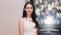 Ibu satu anak itu tampak cantik mengenakan dress putih panjang dipadu tas coklat. Pool/Gus Mun/detikFoto.