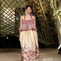 Peragaan Busana Edward Hutabarat yang mengangkat tema  Batik Journey at Atrium Senayan City. Jakarta. [Foto: Mohammad Abduh/Wolipop]