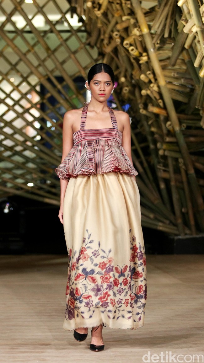 Peragaan Busana Edward Hutabarat yang mengangkat tema  Batik Journey at Atrium Senayan City. Jakarta. [Foto: Mohammad Abduh/Wolipop]