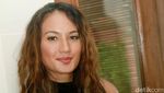 Nadine Chandrawinata Tampil Natural dengan Rambut Keriting