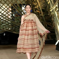 Peragaan Busana Edward Hutabarat yang mengangkat tema  Batik Journey at Atrium Senayan City. Jakarta. [Foto: Mohammad Abduh/Wolipop]