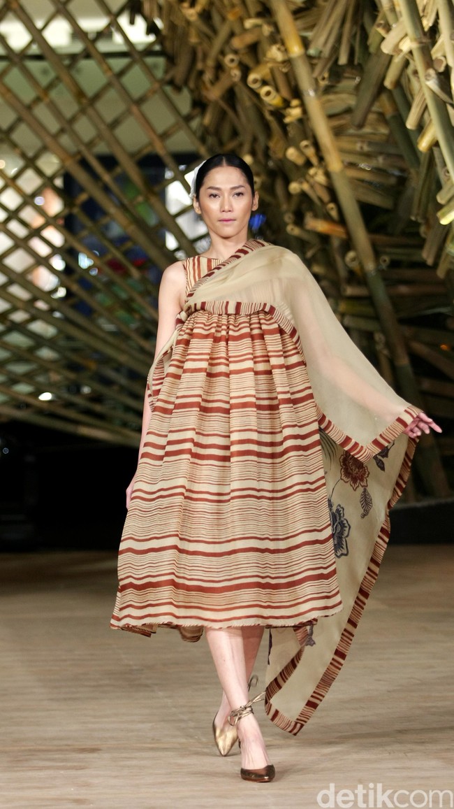 Peragaan Busana Edward Hutabarat yang mengangkat tema  Batik Journey at Atrium Senayan City. Jakarta. [Foto: Mohammad Abduh/Wolipop]