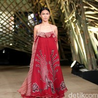 Peragaan Busana Edward Hutabarat yang mengangkat tema  Batik Journey at Atrium Senayan City. Jakarta. [Foto: Mohammad Abduh/Wolipop]