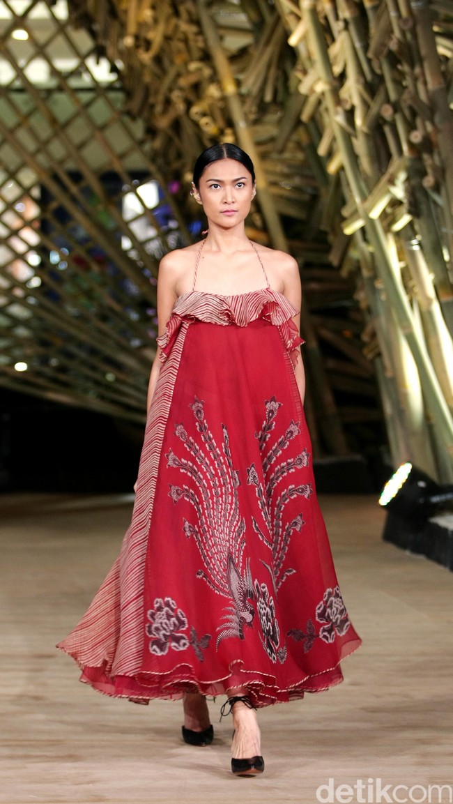 Peragaan Busana Edward Hutabarat yang mengangkat tema  Batik Journey at Atrium Senayan City. Jakarta. [Foto: Mohammad Abduh/Wolipop]