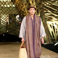 Peragaan Busana Edward Hutabarat yang mengangkat tema  Batik Journey at Atrium Senayan City. Jakarta. [Foto: Mohammad Abduh/Wolipop]