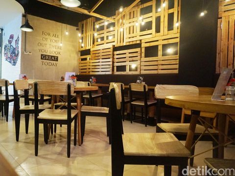 Makan di Dapur  Bergaya Rustic Industrial W Kitchen Cafe  