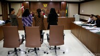 Damayanti, Dessy dan Julia diambil sumpah sebelum memberi keterangan di Pengadilan Tipikor, Jakarta.