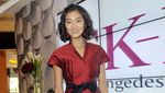 Dominique Diyose Feminin dengan Dress Kimono