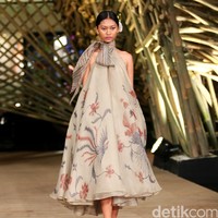 Peragaan Busana Edward Hutabarat yang mengangkat tema  Batik Journey at Atrium Senayan City. Jakarta. [Foto: Mohammad Abduh/Wolipop]