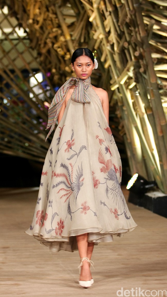 Peragaan Busana Edward Hutabarat yang mengangkat tema  Batik Journey at Atrium Senayan City. Jakarta. [Foto: Mohammad Abduh/Wolipop]