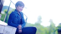 Tak nampak kesulitan bagi ibu dua anak itu untuk berpose di depan kamera.