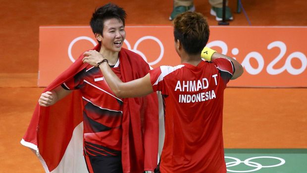 Tontowi Ahmad/Liliyana Natsir merayakan medali emas Olimpiade 2016 Rio de Janeiro. 