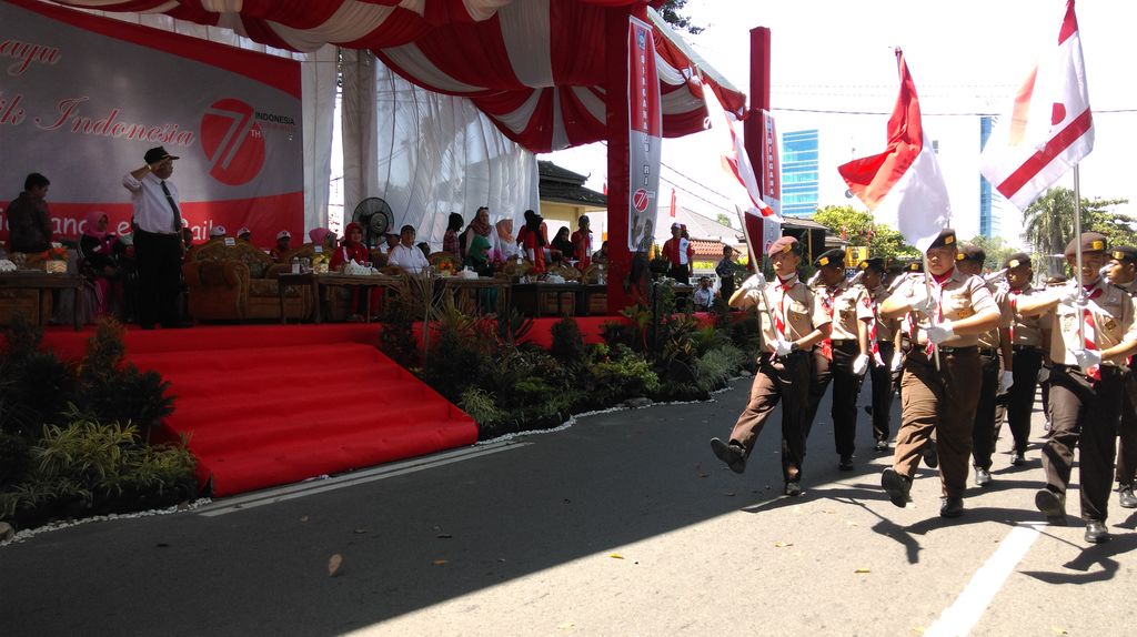 Pawai Baris  berbaris  di Pangkalpinang Meriah Hormat 