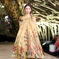Peragaan Busana Edward Hutabarat yang mengangkat tema  Batik Journey at Atrium Senayan City. Jakarta. [Foto: Mohammad Abduh/Wolipop]
