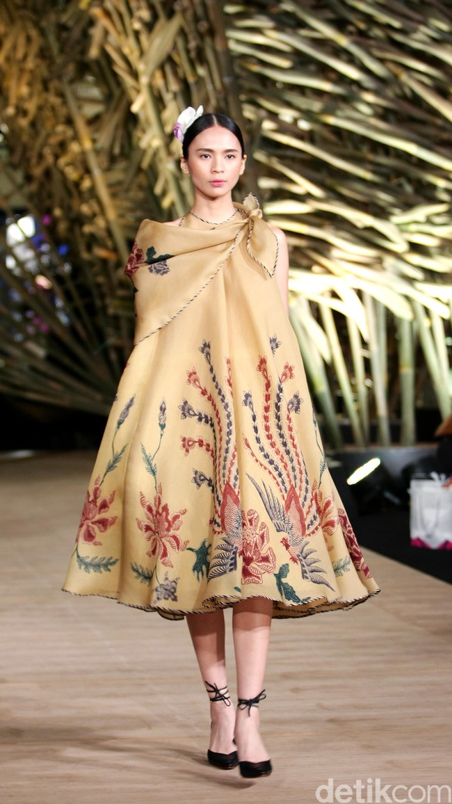 Peragaan Busana Edward Hutabarat yang mengangkat tema  Batik Journey at Atrium Senayan City. Jakarta. [Foto: Mohammad Abduh/Wolipop]