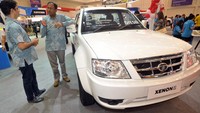 Presdir PT Tata Motors Distribusi Indonesia (TMDI) Biswadev Sengupta (kedua kiri) berbincang dengan Direktur Pemasaran TMDI Pankaj Jain (kiri) di dekat kendaraan kabin ganda 4x4 Tata Xenon XT. (Istimewa/Dok Tata)