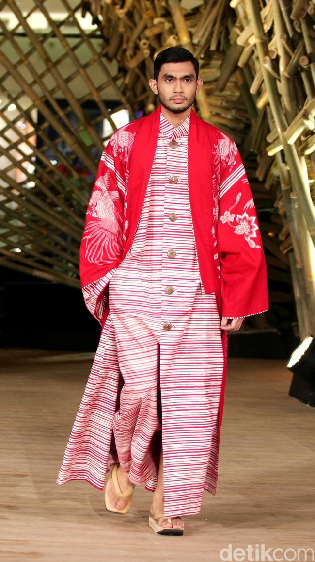 Peragaan Busana Edward Hutabarat yang mengangkat tema  Batik Journey at Atrium Senayan City. Jakarta. [Foto: Mohammad Abduh/Wolipop]